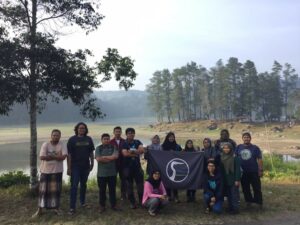 Foto bersama pada akhir kegiatan pengamatan burung hutan pada tahun 2019. Sumber : Dokumentasi Pribadi