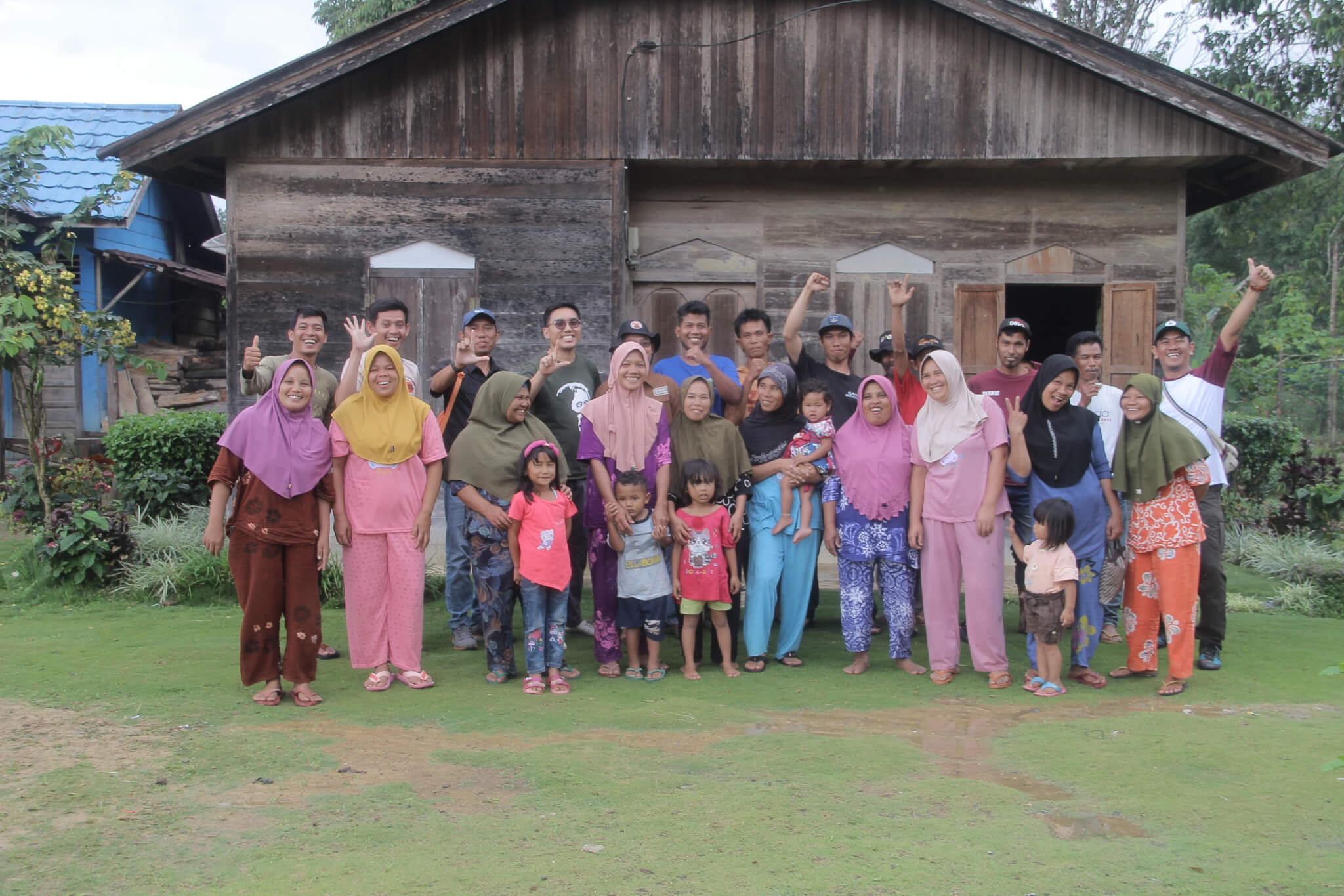 Foto bersama Staf Yayasan KEHATI dan OIC bersama warga Desa Dolok Saut Tapanuli Utara